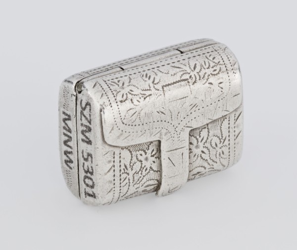 Fragrance container vinaigrette, 1834/1835. Silver vinaigrette in the form of a bag with an