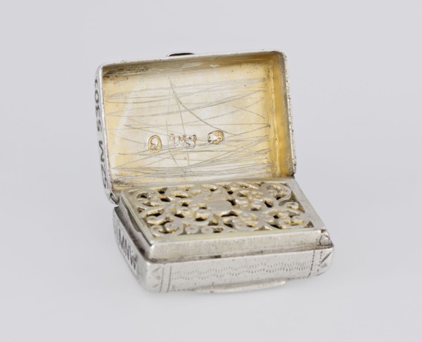 Fragrance container vinaigrette in the form of a bag with an envelope closure and a protruding