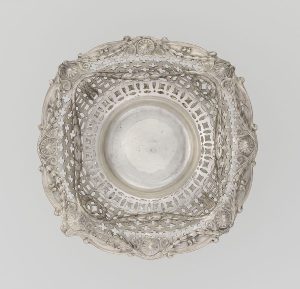 Openwork cake stand by Mappin & Webb Ltd goldsmith, plater, sellers; fl. 1859-. Openwork cake stand