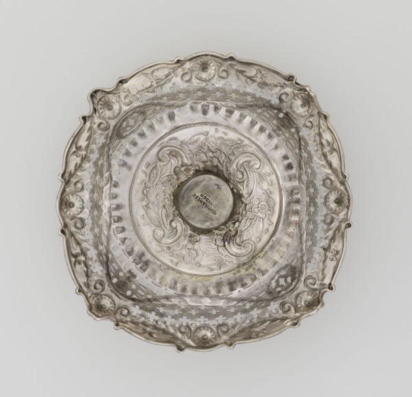 Openwork cake stand by Mappin & Webb Ltd goldsmith, plater, sellers; fl. 1859-. Openwork cake stand