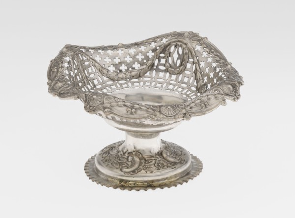 Openwork cake stand by Mappin & Webb Ltd goldsmith, plater, sellers; fl. 1859-. Openwork cake stand