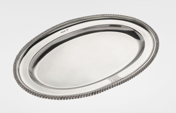 Oval platter by Mappin & Webb Ltd goldsmith, silversmith, dealer, 1904/1905. Silver dish with