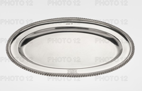Oval platter by Mappin & Webb Ltd goldsmith, silversmith, dealer; fl. 1859–, oval platter with