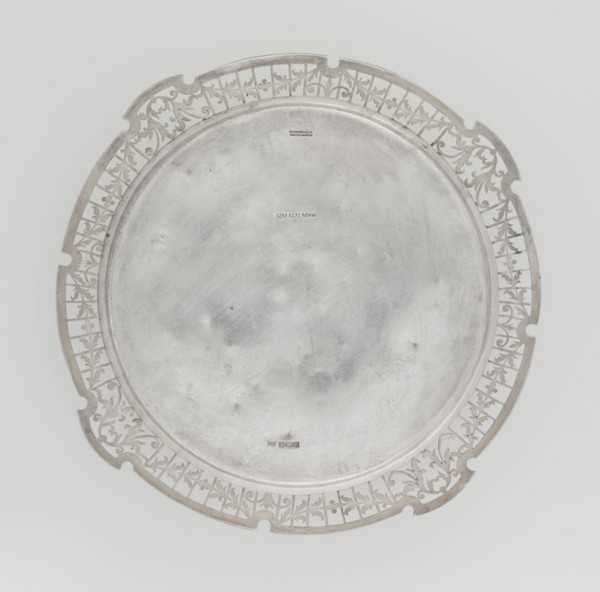 Round tray, goldsmith/silversmith Mappin & Webb Ltd fl. 1859-; circular silver tray with smooth