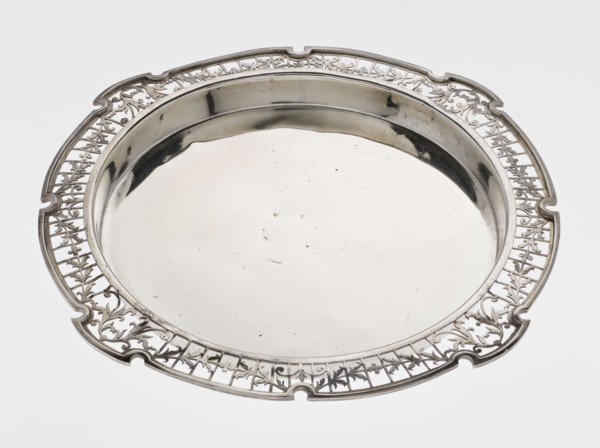 Round tray; maker: Mappin & Webb Ltd goldsmith, silversmith, dealer; fl. 1859-; function: table
