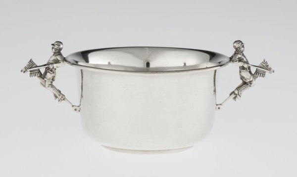 Porridge bowl porringer, by Mappin & Webb Ltd goldsmith/silversmith, fl. 1859–. Cylindrical bowl