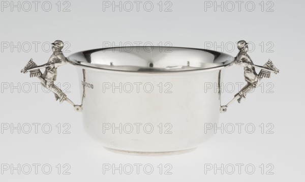 Porridge bowl porringer, maker: Mappin & Webb Ltd goldsmith, silversmith, dealer; fl. 1859-.