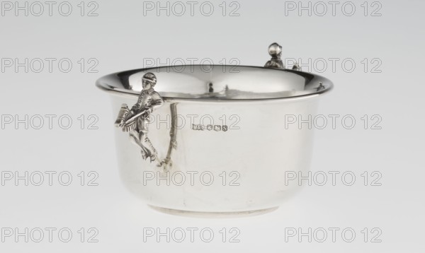 Porridge bowl porringer by Mappin & Webb Ltd goldsmith, silversmith, dealer; fl. 1859–. Cylindrical