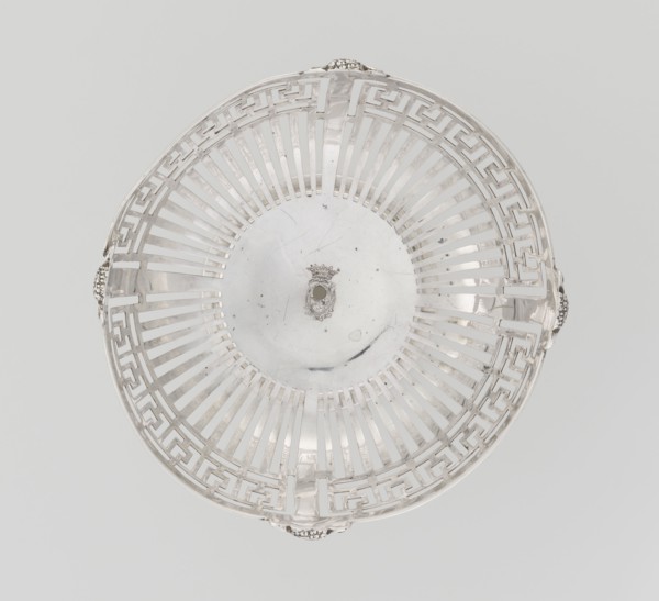 Openwork bowl by Mappin & Webb Ltd goldsmith, silversmith, sellers; fl. 1859-. Bowl on a circular,