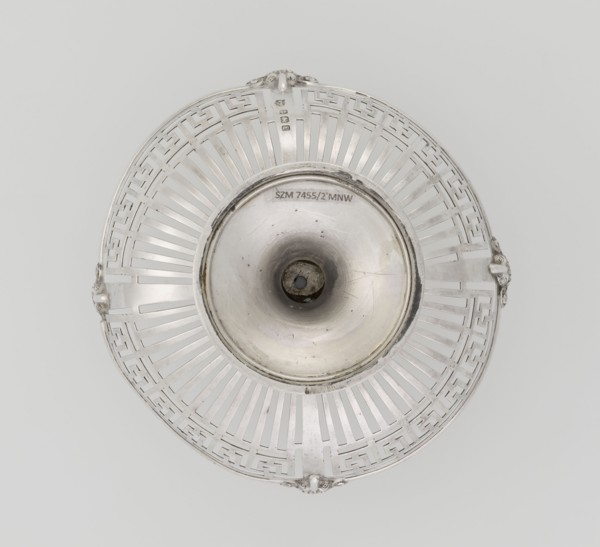 Openwork bowl by Mappin & Webb Ltd goldsmith, silversmith, sellers; fl. 1859-. Bowl on a circular