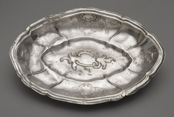Oval cake stand, maker: Johann Constantin Lange 1702–1761; silver; rocaille and acanthus