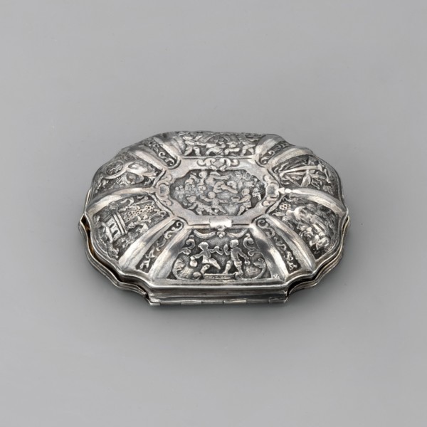 Snuffbox, mythological scenes: Venus, Cupid, Mars, putti. Oval snuffbox with irregular edges; on