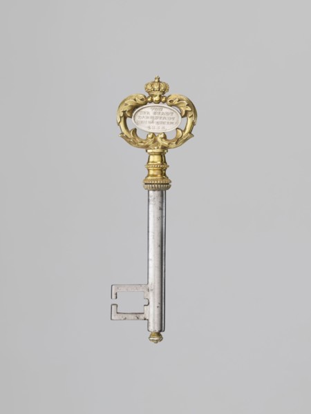 Souvenir key, steel, with a full shank, with a simple feather in the form of two square brackets.