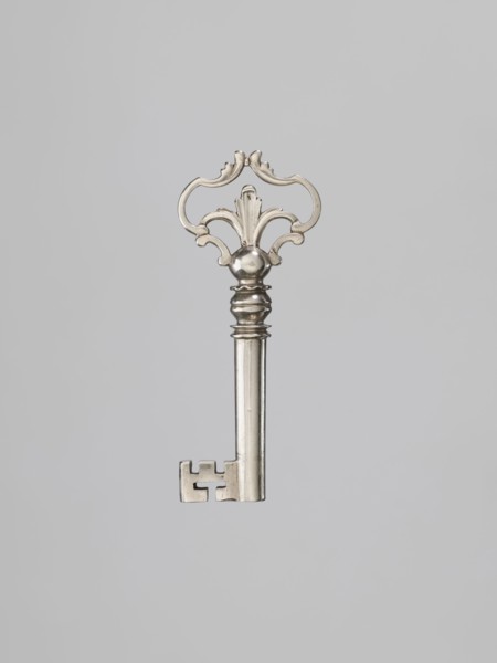 Furniture key, locksmithing; tubular handle with a rectangular quill with cutouts. Ball-shaped node