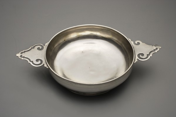 Écuelle by Christian Lieberkühn fl. 1703–1733, goldsmith. Hidden on the bottom: city mark not