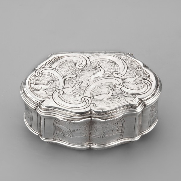 Snuffbox on an oval plan with irregular edges, vertical ribbed walls; on the lid a depiction of