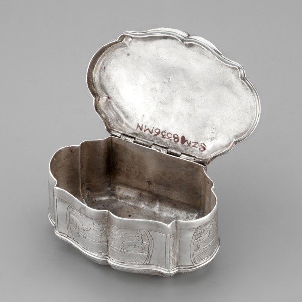 Snuffbox on an oval plan with irregular edges, vertical ribbed walls; on the lid a depiction of