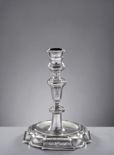 Single-candle candlestick by Hieronymus Holl II 1660–1732, goldsmith. On an octagonal foot with