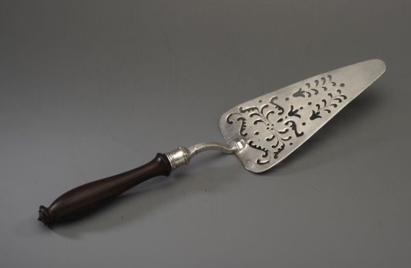 Cake server by Johann Christoph Conradi fl. ca. 1717–1742. Triangular with rounded corners,