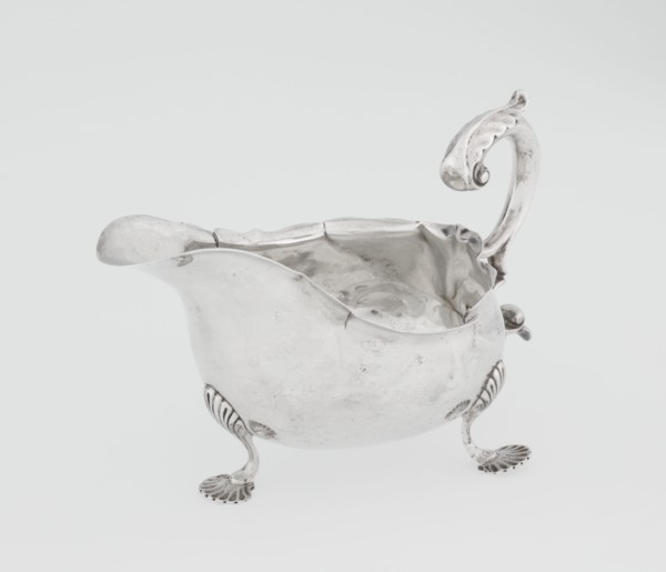 Sauce boat, by Henry Matthews fl. 1893–ca. 1930, goldsmith; hemispherical silver sauce boat with an