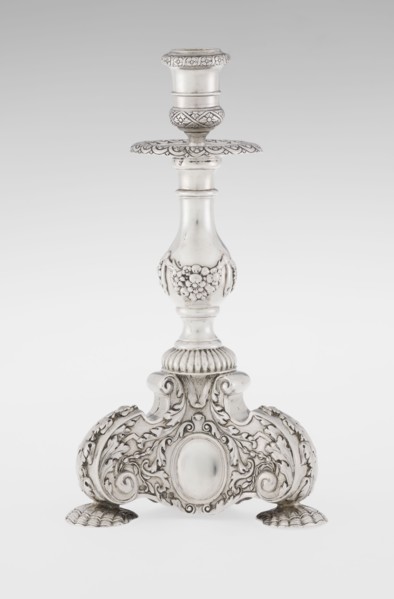 Single-candle candlestick, neo-Baroque style, silver, supported on three shells and a three-sided