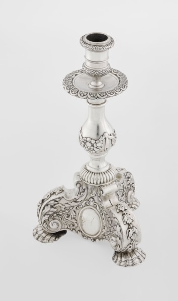Single-candle candlestick, neo-Baroque style, silver, supported on three shells and a three-sided