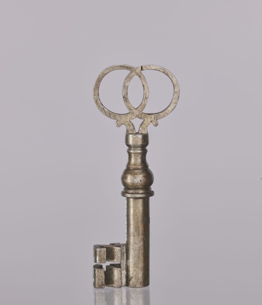 Padlock key, 19th century, Poland; locksmithing; height 10.3 cm, width 4 cm, A metallic key