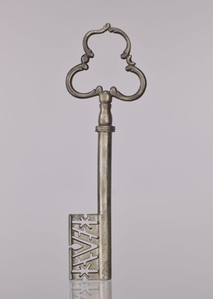 Gate key, locksmithing. Key with a tubular shaft, separated from the semi-ovoidal node by a flat