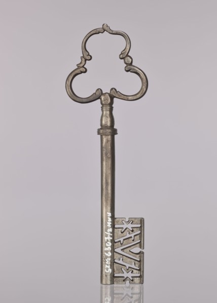 Gate key, locksmithing. Key with a tubular shaft, separated from the semi-ovoidal node by a flat