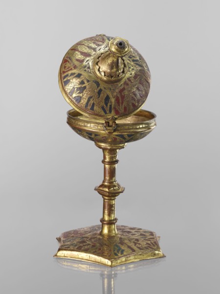 Host ciborium, Copper ciborium on a hexagonal foot, with a smooth shaft with two lacings in the