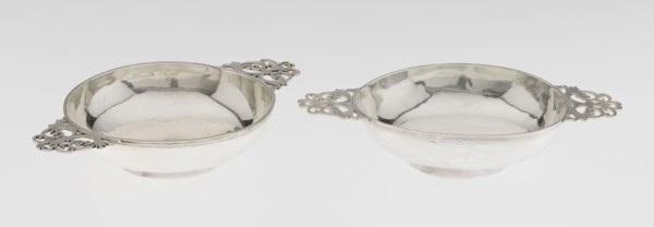 Pair of porridge bowls porringers by Wakely & Wheeler Ltd, London goldsmiths, fl. 1791–1958.