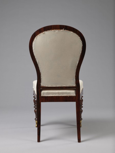 Chair with a padded balloon backrest and a trapezoidal padded seat removable cushion. Front legs