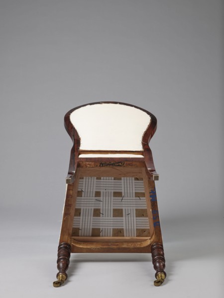 Chair with a padded balloon backrest and a trapezoidal padded seat removable cushion. Front legs