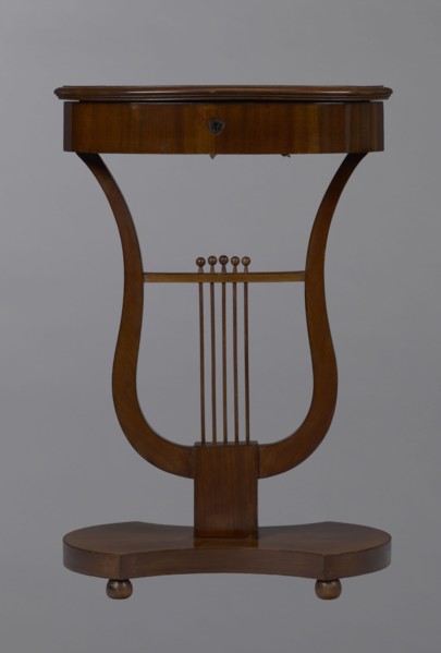Oval display table with lyre-shaped base mounted on a platform with a concave-convex outline,