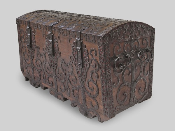 Chest, provenance unknown, Baroque, acanthus twig and plant decoration, fantastic figures,