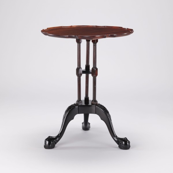 Side table with round top and wavy profiled rim, supported by a shaft of three slender turned