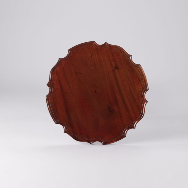 Side table with round top and wavy profiled rim, supported by a shaft of three slender turned