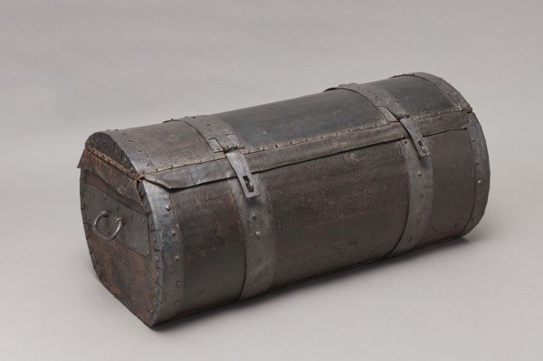 Trunk, A TUBE in the shape of a cylinder truncated at the base, covered with thick leather and
