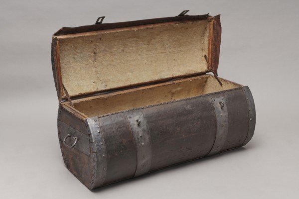 Trunk. A cylindrical-truncated tube covered with thick leather and reinforced with four steel