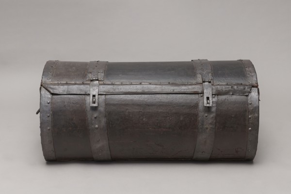 Trunk, A TUBE in the shape of a cylinder truncated at the base, covered with thick leather and