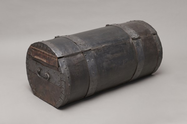 Trunk, deposit, pre-war collection — A TUBE in the shape of a cylinder truncated at the base,