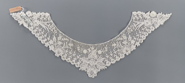 Collar, bobbin lace, 19th century, Europe; women's clothing accessory; width 11 cm, length 34.5 cm.