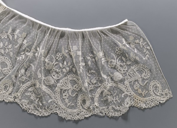 Collar; Lace collar so-called berta with a pattern of flowers, leaves and small dots in the