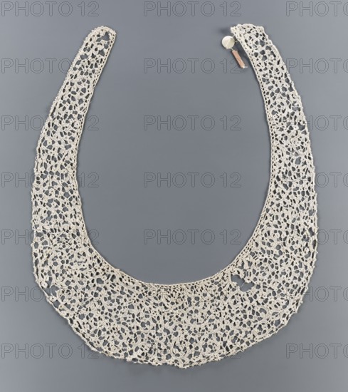 Collar, lace, ribbon pattern imitates a twig or floral sprig. Oval collar with very elongated ends.