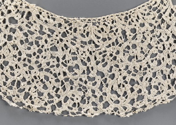 Collar, lace; ribbon pattern imitates a twig or floral sprig. Oval collar with very elongated ends.