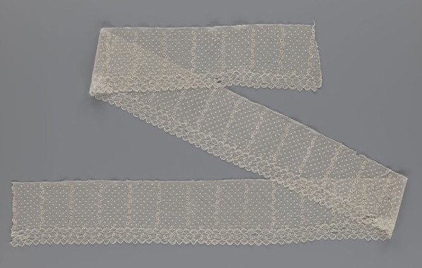 Lace fragment, a strip with a serrated edge on one side and an edge-type ornament on the serrated