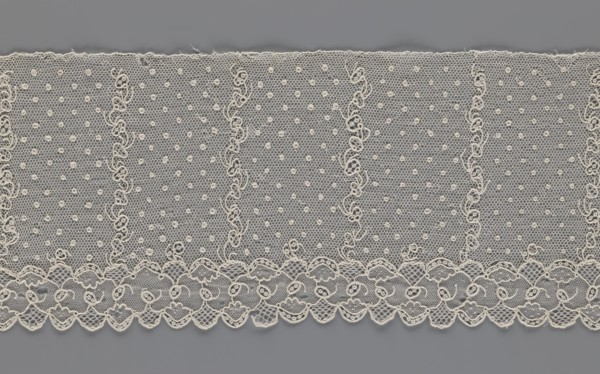 Lace fragment, A strip with a serrated edge on one side and an edge-type ornament on the serrated