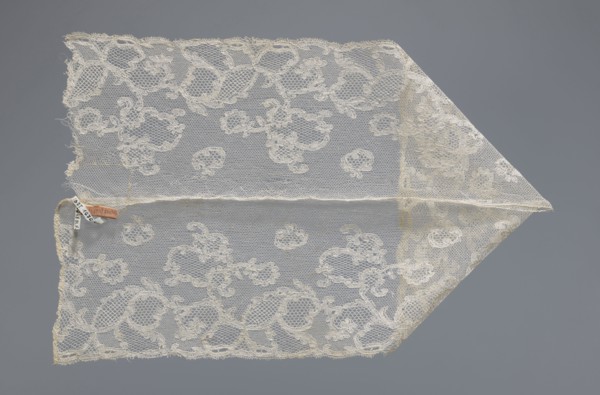 Fragment of lace, lace. Inside the motifs there are varied mesh backgrounds: drochel, ißsgrond, and