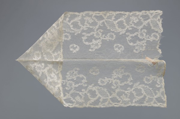 Fragment of lace by, lace with varied mesh backgrounds—drochel, ißsgrond, and valanciennes; top