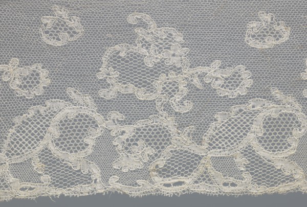 Fragment of lace, lace. Inside the motifs there are varied mesh backgrounds: drochel, ißsgrond, and